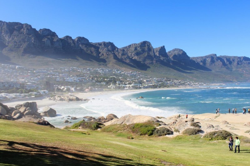 Camps Bay i Cape Town med hyggelige restauranter og en fantastisk strand.