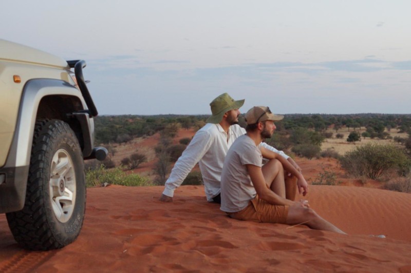 Josef & Joel nyder solnedgangen over Kalahari den første aften i Namibia.