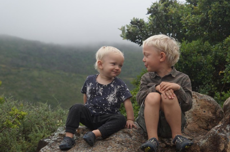 Ola og Max leger sammen på en klippeudsigt ved The Heads. At tage på safari med familien slår alt!